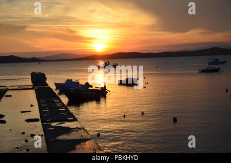 Wundervolle Sonnenuntergang über einige Boote im Ägäischen Meer in der Nähe von Griechenland Stockfoto