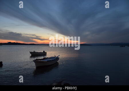 Herrlicher Sonnenuntergang über zwei Boote im Ägäischen Meer in der Nähe von Griechenland Stockfoto