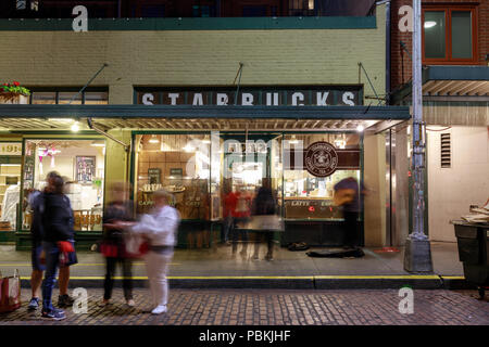 Seattle, Washington - 30. Juni 2018: Original Starbucks Store unter 1912 Pike Place in Seattle. Kaffee in 20.891 Geschäften in 62 Ländern, Starbuc Stockfoto