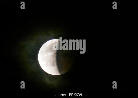 Amsterdam, Niederlande - 07-27-2018 Mondfinsternis am Es ist zurück - teilweise verdunkelt. Tritt auf, wenn der Mond hinter der Erde vergeht und in den Schatten. Stockfoto