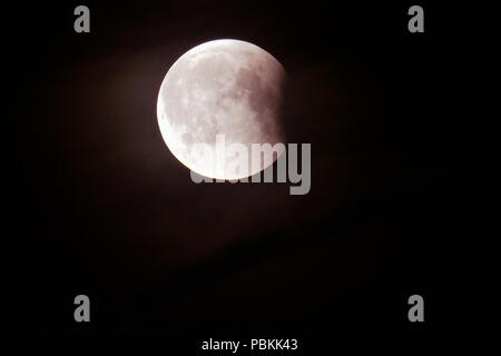 Amsterdam, Niederlande - 07-27-2018 Mondfinsternis in den dunklen Nachthimmel - letzte Etappe. Tritt auf, wenn der Mond hinter der Erde vergeht und in den Schatten. Stockfoto