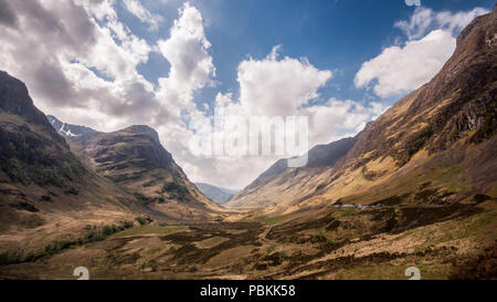 Die ikonischen steilen Tal von Glen Coe ist Schnitte zwischen den zerklüfteten Bidean nam Bian und bin Bodach in den Highlands von Schottland. Stockfoto