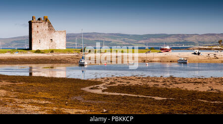 Lochranza Schloss, ein Turm aus dem 13. Jahrhundert Haus, steht am Strand Hafen beisde Lochranza auf der Isle of Arran in den Highlands von Schottland. Stockfoto