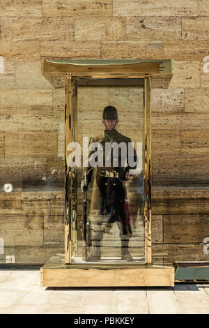 ANKARA, Türkei - 15. März 2014: Das türkische Militär Leibwächter Punkt. an das Mausoleum Anitkabir, Mausoleum von Mustafa Kemal Atatürk. Stockfoto