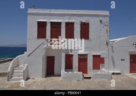 Wunderschöne griechische typische Häuser in der Stadt Chora auf der Insel Mykonos. Kunstgeschichte Architektur. Juli 3, 2018. Chora, Insel Mykonos, Griechenland. Stockfoto