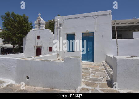 Wunderschöne griechische typische Häuser in der Stadt Chora auf der Insel Mykonos. Kunstgeschichte Architektur. Juli 3, 2018. Chora, Insel Mykonos, Griechenland. Stockfoto