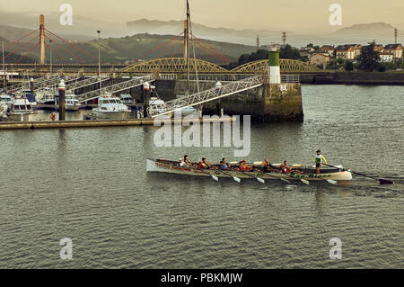 Trainera, Schiff der Spanischen Kantabrischen Küste, Colindres, Spanien Stockfoto