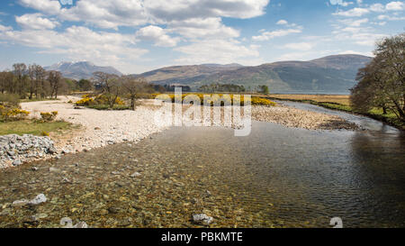 Der Fluss Scaddle läuft durch Salzwiesen bei Inverscaddle Bucht im westlichen Hochland von Schottland, mit den Bergen des Ben Nevis steigende im Hinterg Stockfoto