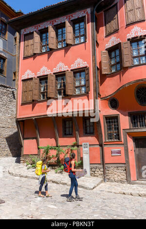 Touristen vor historischen Museum in Georgiadi Haus in der Altstadt von Plovdiv, Bulgarien Stockfoto