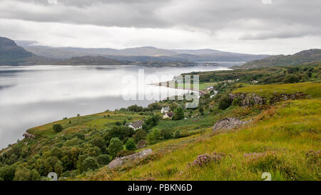 Ein Fischerboot geht zwischen felsigen Inseln und Halbinseln in Loch Torridon, einer Bucht des Atlantischen Ozeans an der Westküste der Highlands von Scot Stockfoto