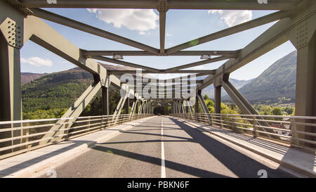 Das Ballachulish steel truss Bridge, die die A82 Trunk Road über Loch Leven meer Loch in der Nähe von Glen Coe in den westlichen Highlands von Schottland. Stockfoto