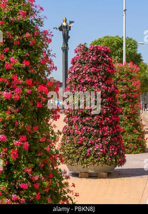 Stadtmöblierung mit Kaskaden von Blumen im Largo, ein architektonisches Ensemble aus drei Sozialistischen Klassizismus Bauten im Zentrum von Sofia. Stockfoto