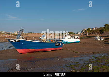 Fischerboote bei Ebbe in Bude North Cornwall am Strand vertäut. Stockfoto