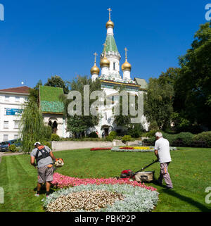 Gärtner in der Nähe der russischen Kirche des Hl. Nikolaus des Miracle-Maker, Sofia, Bulgarien arbeiten Stockfoto