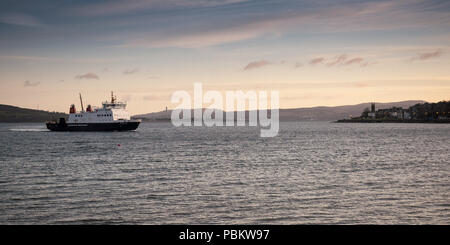 Rothesay, Schottland, Großbritannien - 12 Januar, 2012: CalMac Fähre überquert die Firth-of-Clyde Rothesay auf der Isle of Bute, an der Westküste von Schottland. Stockfoto