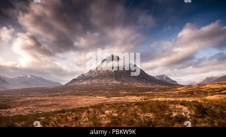 Die charakteristische Konische felsigen Berg Buachaille Etive Mor erhebt sich von der weiten, leeren und gefrorene Moorlandschaft von Rannoch Moor in der Nähe von Glen Coe Stockfoto