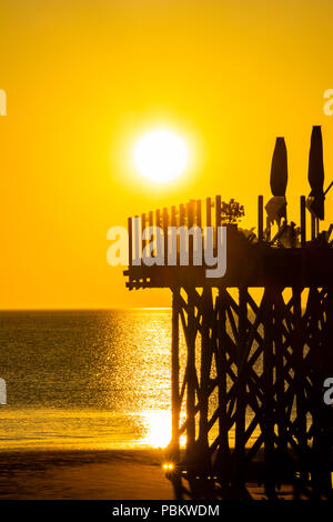 Sonnenuntergang am Strand von Sankt Peter-Ording, Nordfriesland, Schleswig-Holstein, Deutschland Stockfoto