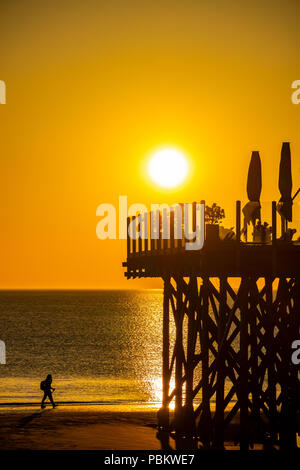 Sonnenuntergang am Strand von Sankt Peter-Ording, Nordfriesland, Schleswig-Holstein, Deutschland Stockfoto