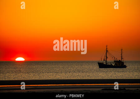 Sonnenuntergang am Strand von Sankt Peter-Ording, Nordfriesland, Schleswig-Holstein, Deutschland Stockfoto