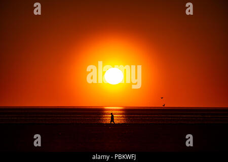 Sonnenuntergang am Strand von Sankt Peter-Ording, Nordfriesland, Schleswig-Holstein, Deutschland Stockfoto