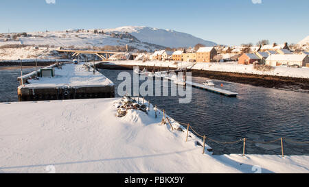 Winterschnee legt dick auf den Buhnen Helmsdale Hafen in Sutherland, im hohen Norden von den Highlands von Schottland. Stockfoto