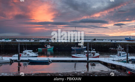 Helmsdale, Schottland, Großbritannien - Dezember 3, 2010: Boote im Hafen bei Helmsdale günstig an der Küste des Moray Firth Highlands von Schottland an Sonnen Stockfoto