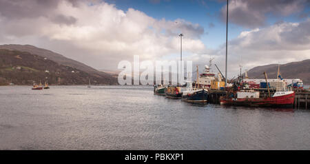 Ullapool, Schottland, UK - 31. März 2011: Fischerboote im Hafen neben Pier in Ullapool Loch Broom, einer Bucht des Atlantiks auf der West Stockfoto