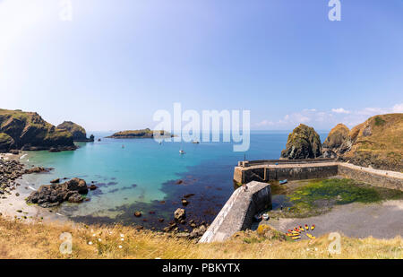 Panorama von Mullion Hafen auf der Halbinsel Lizard. Erstaunlich zu jeder Jahreszeit schön, die Lizard Halbinsel ist einzigartig. Stockfoto