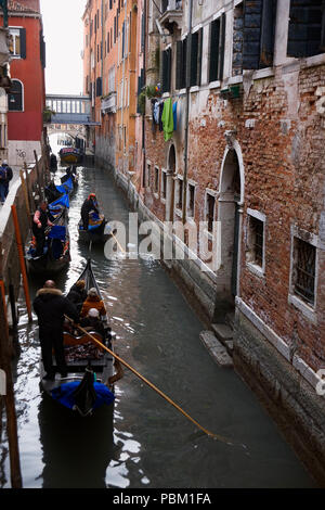 Rio del Vin, Castello, Venice, Italien: ein schmaler Kanal besetzt mit Gondel Verkehr Stockfoto