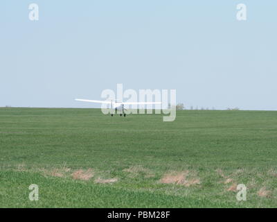 BIELSKO-BIALA, Polen im April 2018: Blick auf die weissen Pipistrel Alpha Trainer SP-sitz Flugzeug landet auf der grünen Wiese Airfield, gehört der Verein in Eur in die Luft Stockfoto