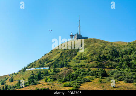 Panoramique des Domes, Touristenzug von Puy de Dome , regionaler Naturpark der Vulkane der Auvergne, UNESCO-Welterbe, Puy de Dome , Auvergne, Fr. Stockfoto