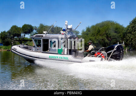 Border Patrol leitet Patrouillen in einem Safe-Boat in South Texas, McAllen, entlang des Rio Grande Valley River am 24. September 2013. Stockfoto