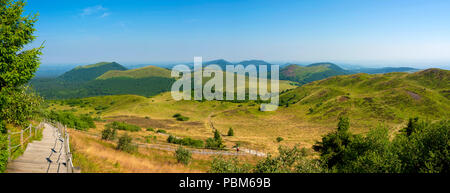 Vulkanische Landschaft von Regionalen Naturpark der Vulkane der Auvergne, vom Gipfel des Puy de Dome Vulkan gesehen, UNESCO-Weltkulturerbe, Puy de Dome Stockfoto