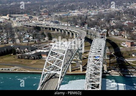 Verkehrsströme auf Botschafter Brücke in die USA aus Kanada reisen. Es ist der geschäftigsten internationalen Grenzübergang in Nordamerika in Bezug auf das Handelsvolumen (ab 2011, als dieses Foto gemacht wurde) Stockfoto