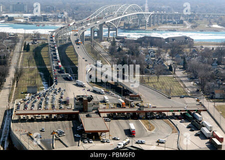 Verkehrsströme auf Botschafter Brücke in die USA aus Kanada reisen. Es ist der geschäftigsten internationalen Grenzübergang in Nordamerika in Bezug auf das Handelsvolumen (ab 2011, als dieses Foto gemacht wurde) Stockfoto