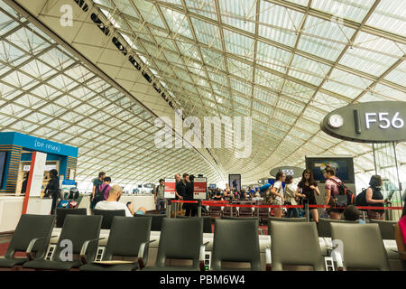 Flughafen Charles de Gaulle, beschäftigt Abflug terminal 2f, f, Paris, Frankreich. Stockfoto