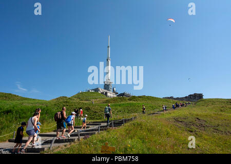 Touristen in der Nähe von TV-Sender von Puy de Dome, regionaler Naturpark der Vulkane der Auvergne, UNESCO-Weltkulturerbe, Puy de Dome Department, Auvergne, Fr. Stockfoto