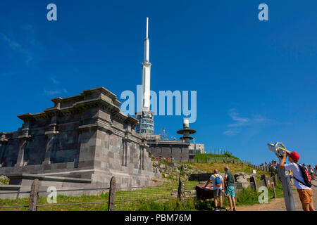 Gallo-römische Tempel von Quecksilber mit TV-Sender und hinter-Observatorium auf dem Gipfel des Puy de Dome, Auvergne, Frankreich Stockfoto