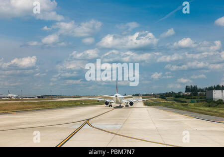 Kleines Flugzeug bereit der Start- und Landebahn zu nehmen, Flughafen Charles de Gaulle, Paris, Frankreich. Stockfoto