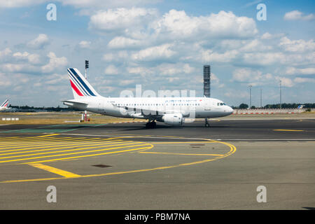 Air France Flugzeug warten auf Start- und Landebahn zu nehmen, Flughafen Charles de Gaulle, Paris, Frankreich. Stockfoto