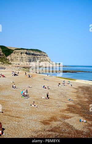 Rock-a-Nore beach Hastings an einem heissen Sommertag, East Sussex England Großbritannien Stockfoto
