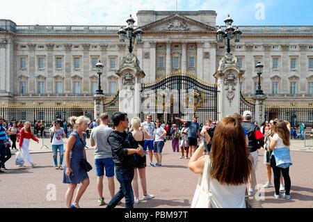 Massen von Touristen im Sommer vor den Toren des Buckingham Palace London England Großbritannien Stockfoto