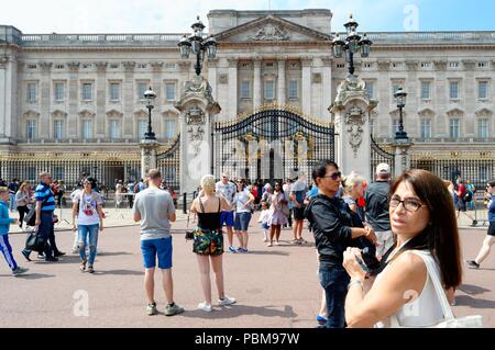 Massen von Touristen im Sommer vor den Toren des Buckingham Palace London England Großbritannien Stockfoto