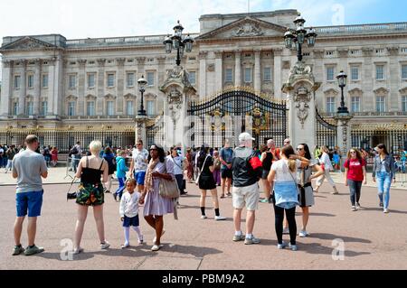 Massen von Touristen im Sommer vor den Toren des Buckingham Palace London England Großbritannien Stockfoto