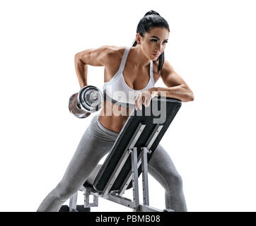 Athletische Frau tun Übung mit hantel lehnte sich auf Sport Bank. Foto von lateinischen Frau in modischer Sportbekleidung auf weißem Hintergrund. Stre Stockfoto