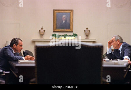 Lyndon Johnson trifft sich mit Präsidentschaftskandidat Richard Nixon im Weißen Haus, 26. Juli 1968 Stockfoto