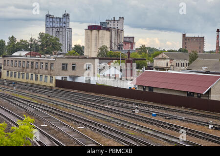 Vitebsk, Belarus - Juli 7, 2018: bahnanlagen Gewerbe für die Beförderung von Gütern und Personen und Getreidespeicher. Stockfoto