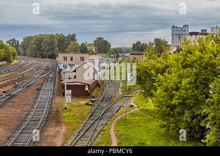 Vitebsk, Belarus - Juli 7, 2018: Eisenbahn von zwei Seiten der Getreidespeicher unter Bäumen ein Weg in den Wald. Stockfoto