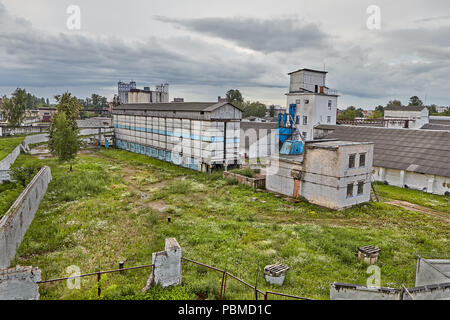 Vitebsk, Belarus - Juli 7, 2018: Blick auf mehrere Lagerhallen mit Korn, von kleinen Zaun umgeben. Stockfoto