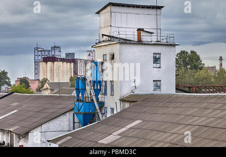 Vitebsk, Belarus - Juli 7, 2018: belarussischen Getreidespeicher und blaue Maschine für die Aussaat von Getreide. Stockfoto